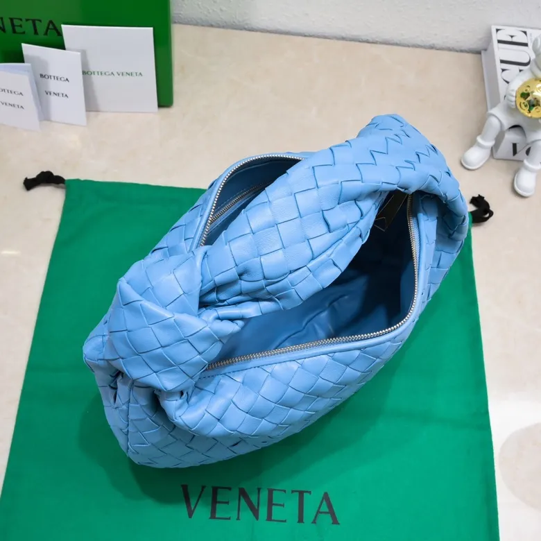 Batch 1460 BV Bottega Veneta 2022 Early Spring New Ladies Medium JODIE Handbag BV Bag 🔥The new method is to round the corners on the original basis and knot the round hobo bag with classic woven leather. The most iconic triangular pull-out design, using sheepskin draped soft shape, is super suitable for concave shapes~ Jodie feels really gentle to people, and is definitely the best item for daily matching. It has the same weave, new elements and twists, and is versatile. It is the new favorite of street style Internet celebrities! Size: 36*21*13 Model: 6697